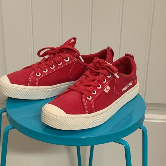 🔴 Pantone Red - Unisex Canvas Sneakers - Picture 1 of 5